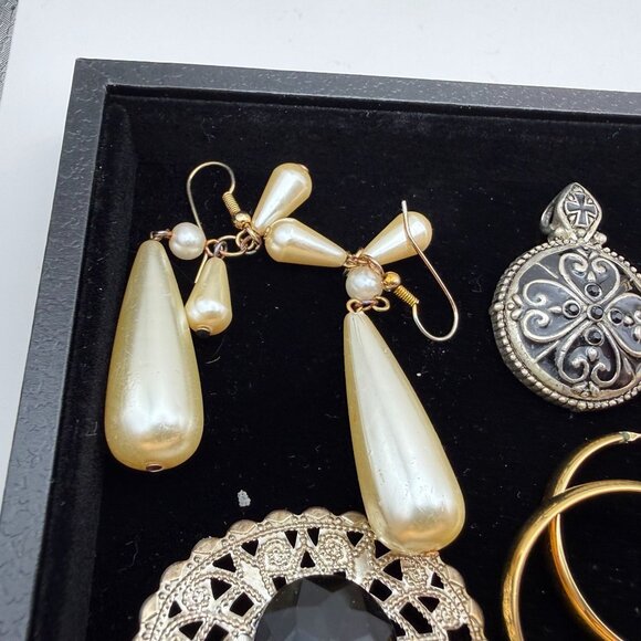 Mixed Vintage & Modern Estate Jewelry Lot – Pearls, Cameos, Rings, Pendants, Ear - Picture 6 of 10